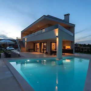  Ferienhaus Luxurioese Perla Mit Pool Und Jacuzzi